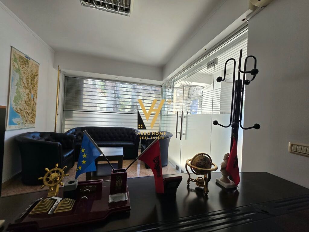 Dyqan në shitje në Sheshi Uillson, Tiranë, 80 m². Foto 1 nga 3