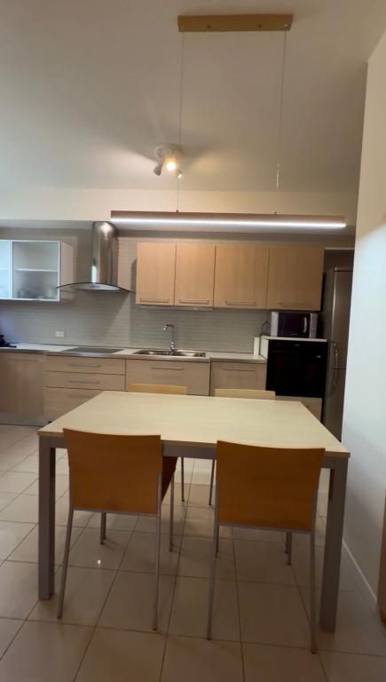 Appartamento 2+1 in affitto a Liceu Artistik Jordan Misja, Tirana, 130 m²