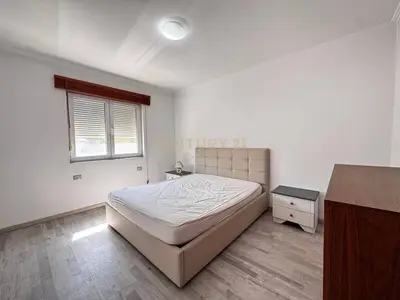 Apartament 2+1 me qera në Yzberisht, Tiranë, 75 m². Foto 3 nga 5