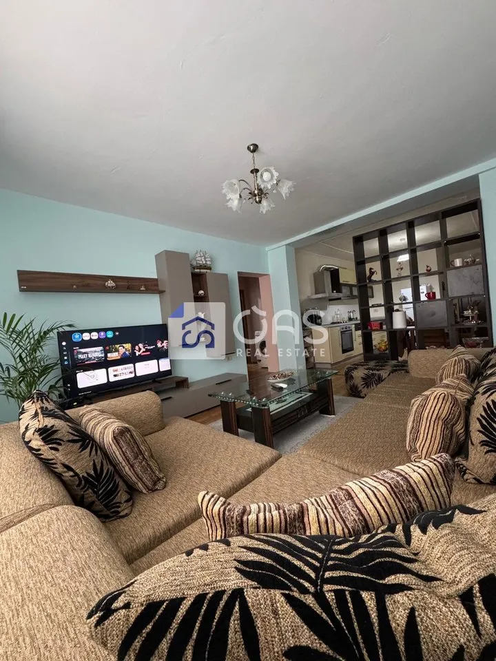 Apartament 1+1 me qera në Sheshi Skënderbej, Tiranë, 80 m². Foto 1 nga 9