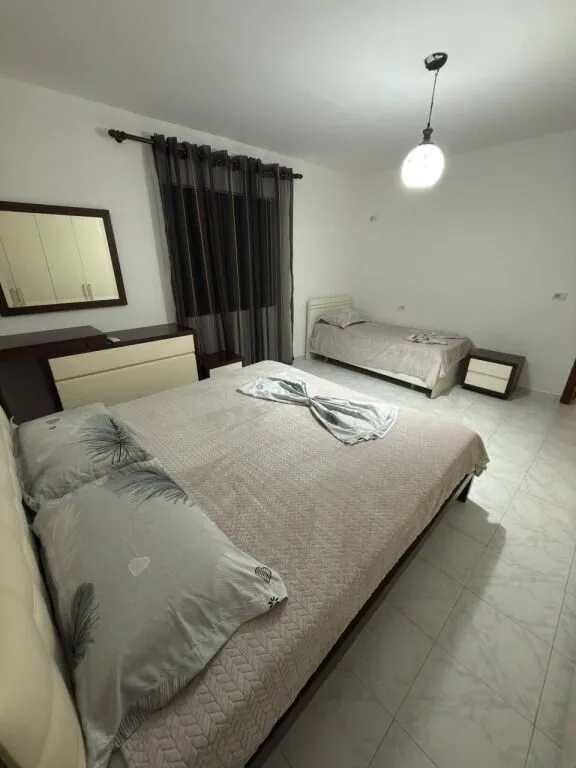 Apartament 1+1 me qera në Pallati me Shigjeta, Tiranë, 75 m². Foto 1 nga 8