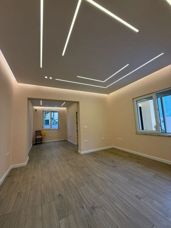 Vilë me qera në 21 Dhjetori, Tiranë, 341 m². Foto 1 nga 3