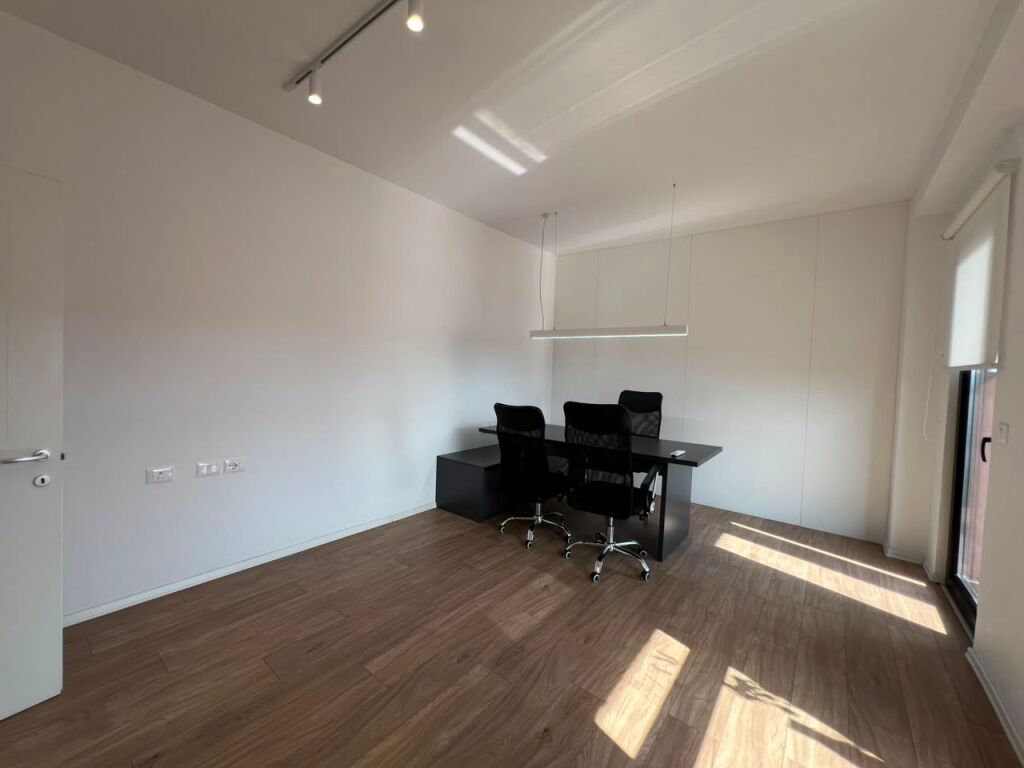 Locale commerciale in affitto a 21 Dhjetori, Tirana, 160 m². Foto 2 di 3