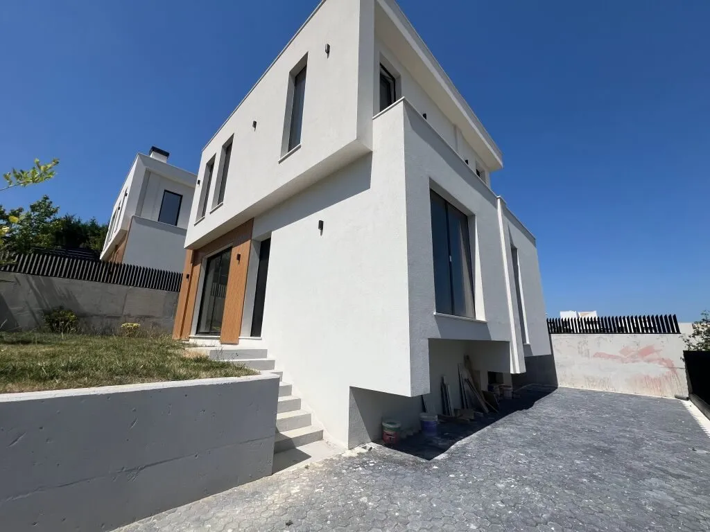 Villa for sale in Liqeni i Thatë, Tirana, 310 m². Photo 1 of 3