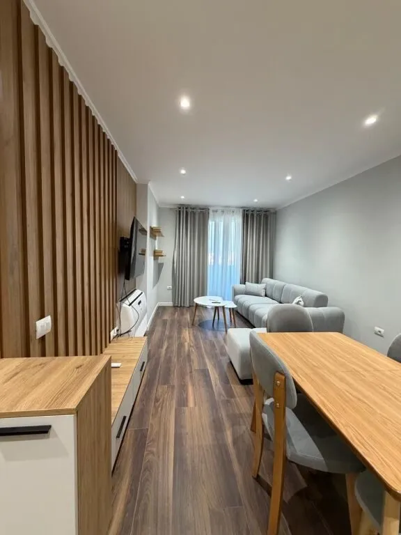 Apartament 1+1 me qera në Golden Park, Tiranë, 70 m². Foto 1 nga 6