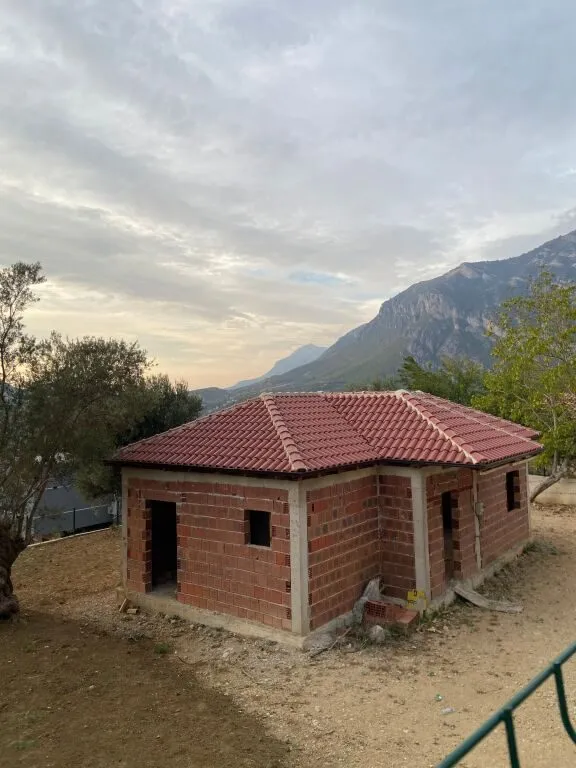 Shtëpi private në shitje në Ullinjtë e Tujanit Ancient Oliven Tree, Tiranë, 70 m². Foto 1 nga 7