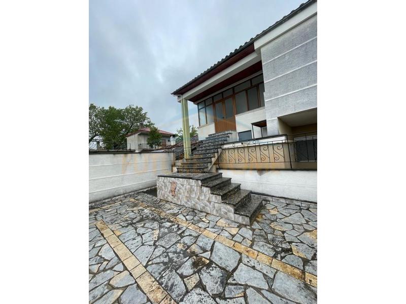 Appartamento 2+1 in vendita a Lagjia 10, Coriza, 168 m²