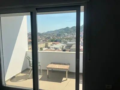 Appartamento 2+1 in affitto a Kombinat, Tirana, 100 m². Foto 2 di 8