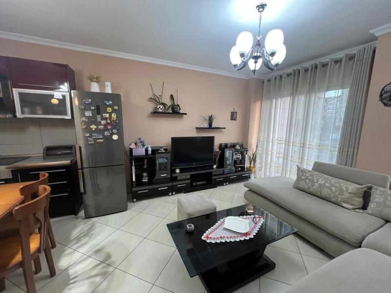 Apartament 2+1 në shitje në Komuna e Parisit, Tiranë, 90 m². Foto 2 nga 12