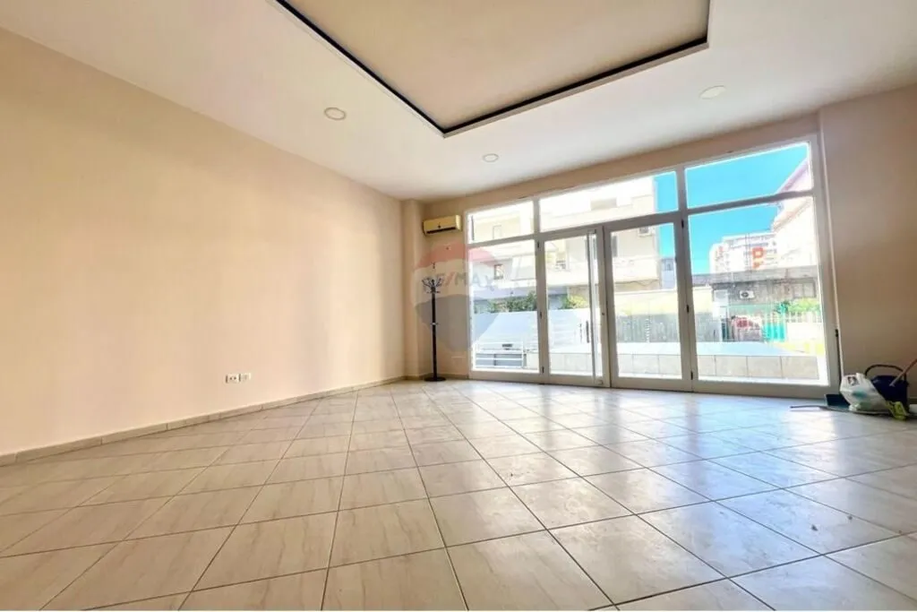 Shop for rent in Albano dhe Romina, Vlorë, 50 m². Photo 1 of 9