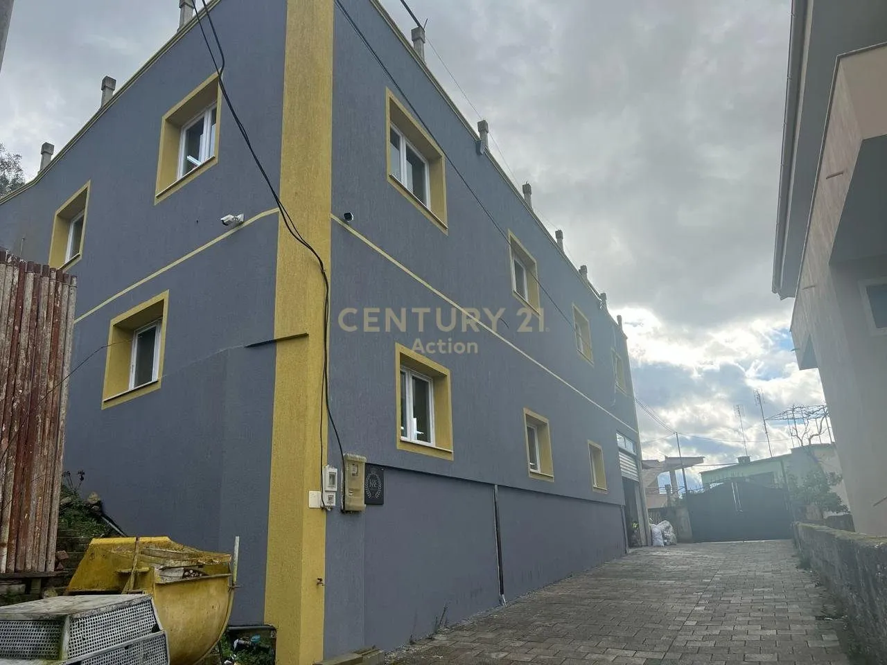 TokĂ« nĂ« shitje nĂ« Kombinat, TiranĂ«, 300 mÂČ. Foto 1 nga 10
