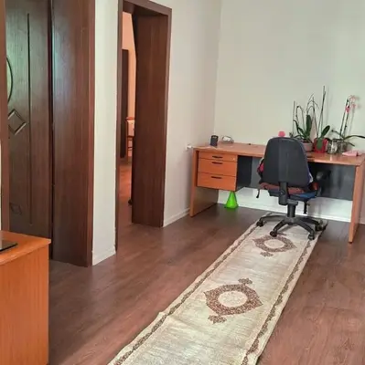 Apartament 2+1 me qera në Komuna e Parisit, Tiranë, 120 m². Foto 2 nga 4