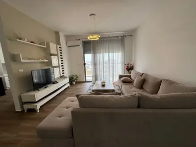 Apartament 2+1 me qera në Qendra e Formimit Profesional ish URT, Durrës, 90 m². Foto 2 nga 9