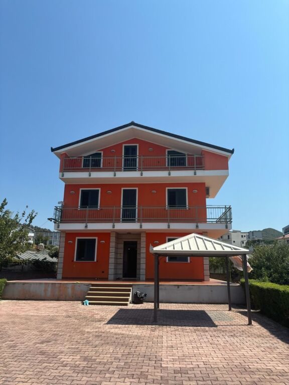 Vilë garsoniere në shitje në Marikaj, Tiranë, 300 m². Foto 1 nga 12
