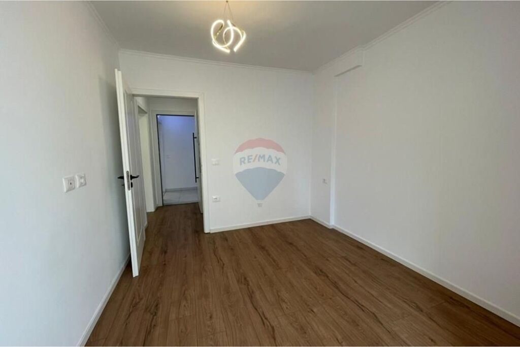 Apartment for sale in Myslym Shyri, Tirana, 42 m². Photo 2 of 3