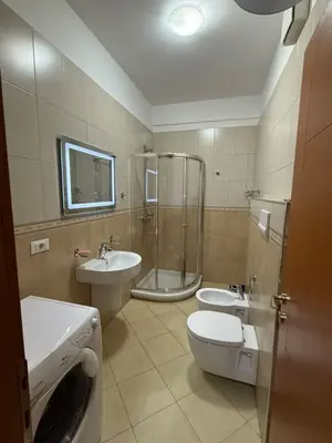 Apartament 1+1 me qera në Rruga e Bogdanëve, Tiranë, 75 m². Foto 2 nga 5