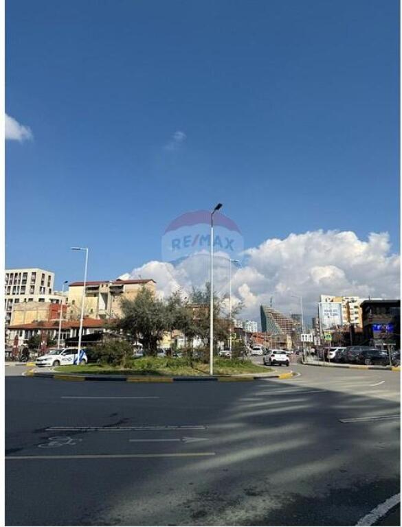 Office for sale in Komuna e Parisit, Tirana, 664 m²