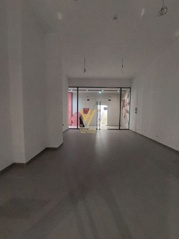 Dyqan me qera në Rruga e Kavajës, Tiranë, 42 m²