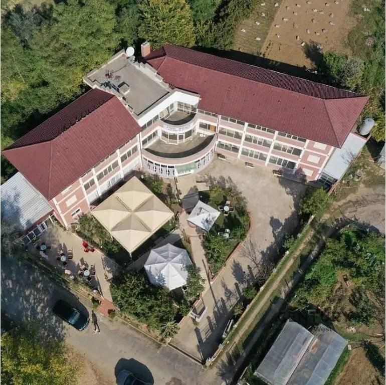 Locale commerciale in affitto a Linzë, Tirana, 900 m². Foto 1 di 7