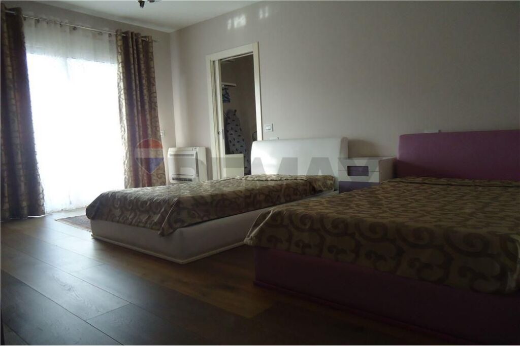 Appartamento in affitto a Blloku, Tirana, 220 m². Foto 2 di 3