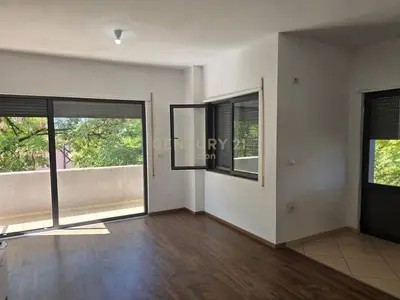 Apartament 1+1 në shitje në Ali Demi, Tiranë, 73 m². Foto 3 nga 5