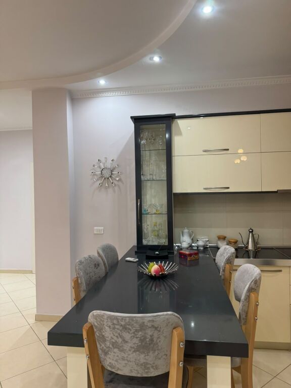 Apartament 3+1 me qera në Vilat Gjermane, Tiranë, 100 m²