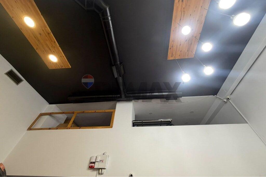 Negozio in vendita ad Astir, Tirana, 100 m². Foto 2 di 3