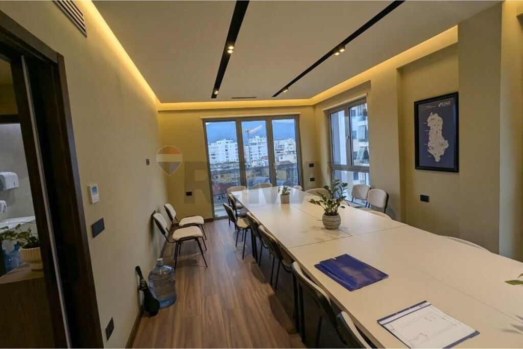 Ufficio in affitto a Rruga e Kavajës, Tirana, 115 m². Foto 1 di 3