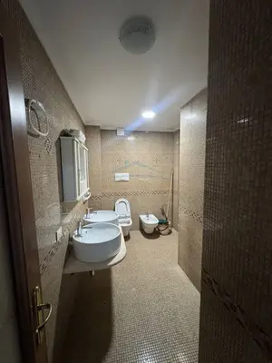 Ambient biznesi me qera në Sheshi Avni Rustemi, Tiranë, 124 m². Foto 8 nga 8