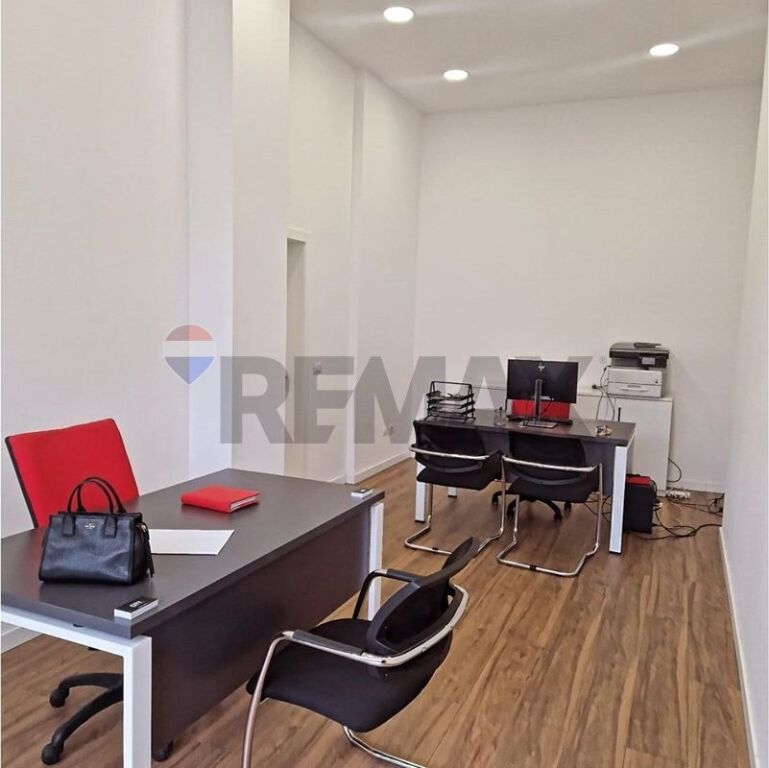 Negozio in vendita a Rruga e Bogdanëve, Tirana, 28 m². Foto 1 di 3