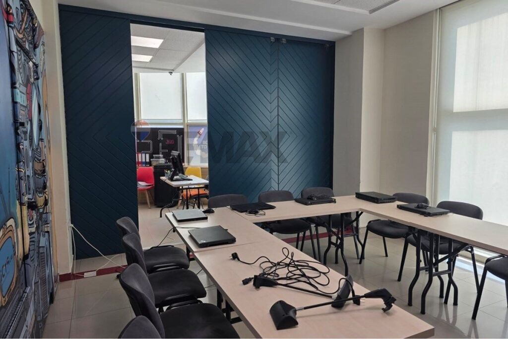 Office for rent in Ambasada Amerikane, Tirana, 240 m². Photo 1 of 3