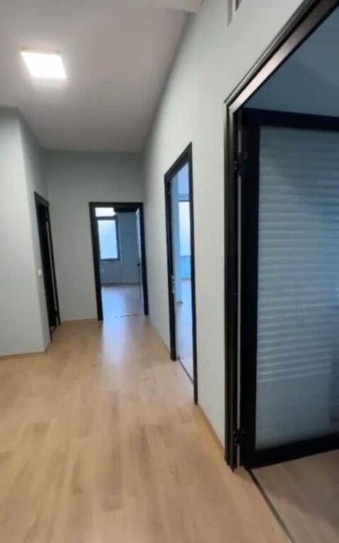 Zyrë me qera në Pazari i Ri, Tiranë, 155 m²