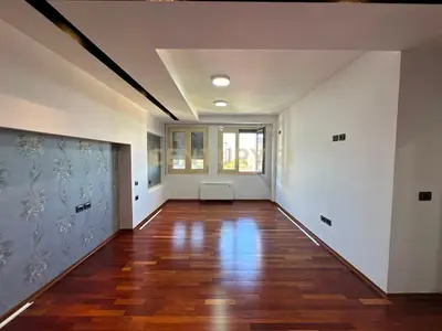 Zyrë me qera në Rr. Zef Jubani, Tiranë, 175 m². Foto 8 nga 12