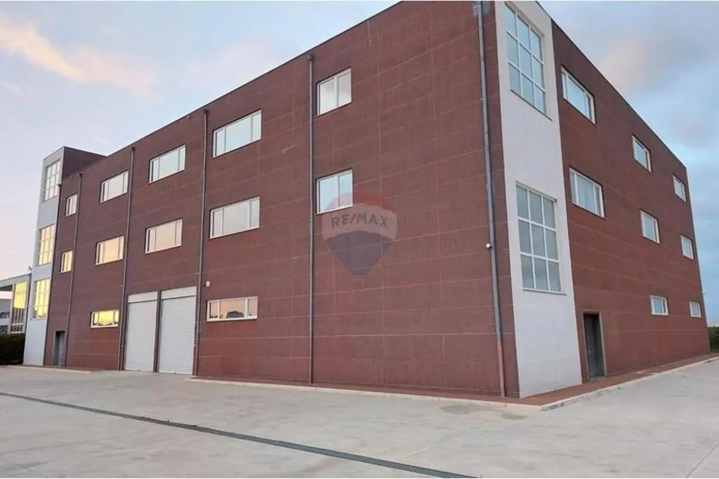 Commercial space for sale in Rrashbull, Durrës, 300 m². Photo 1 of 4