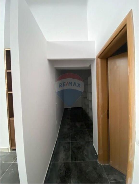 Dyqan në shitje në Kthesa e Kamzës, Tiranë, 44 m². Foto 2 nga 3