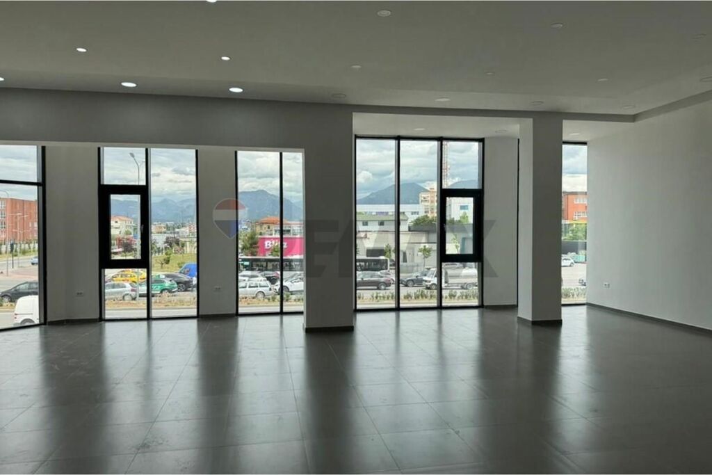 Commercial space for rent in Laprakë, Tirana, 320 m². Photo 1 of 3