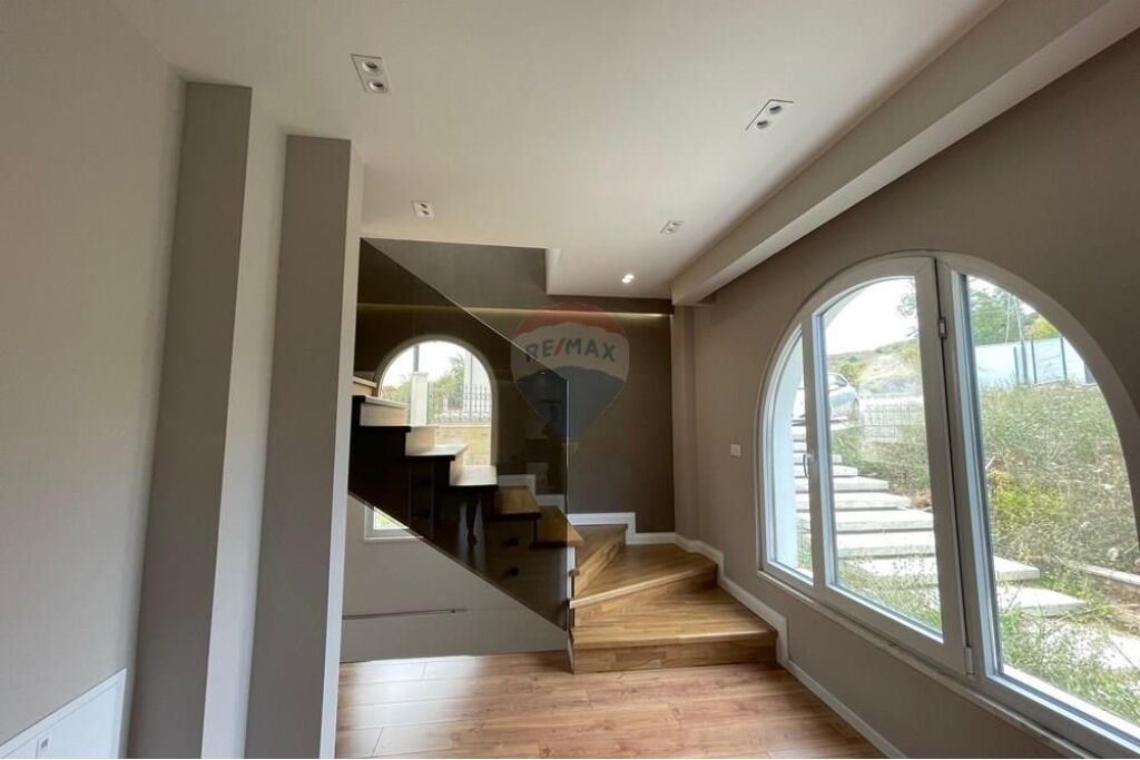 Villa for rent in Mjull Bathore, Tirana, 600 m². Photo 3 of 3