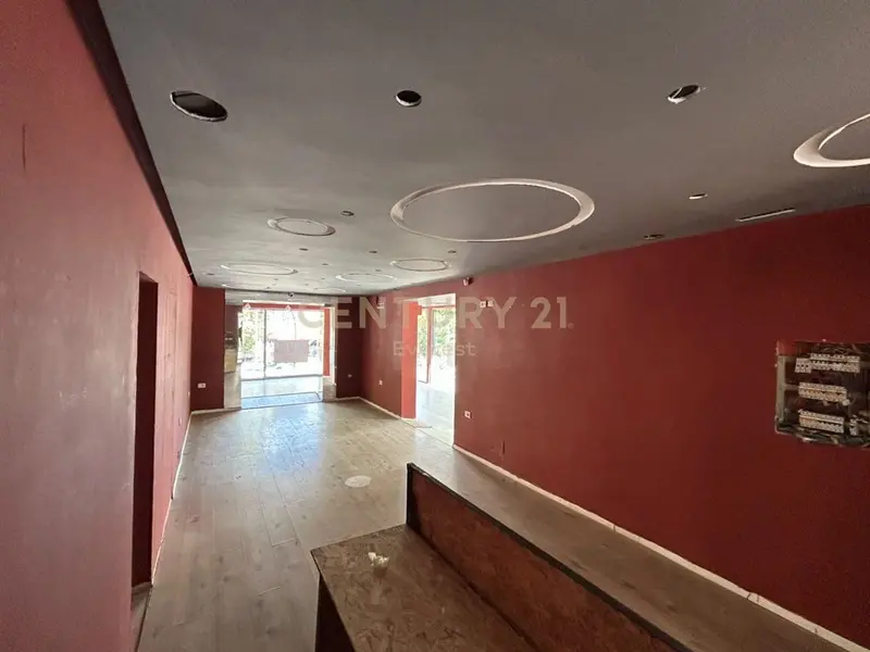 Negozio in affitto a Rruga Ferit Xhajko, Tirana, 133 m²