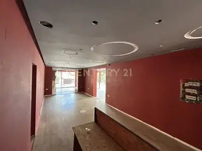 Dyqan me qera në Rruga Ferit Xhajko, Tiranë, 133 m². Foto 1 nga 3