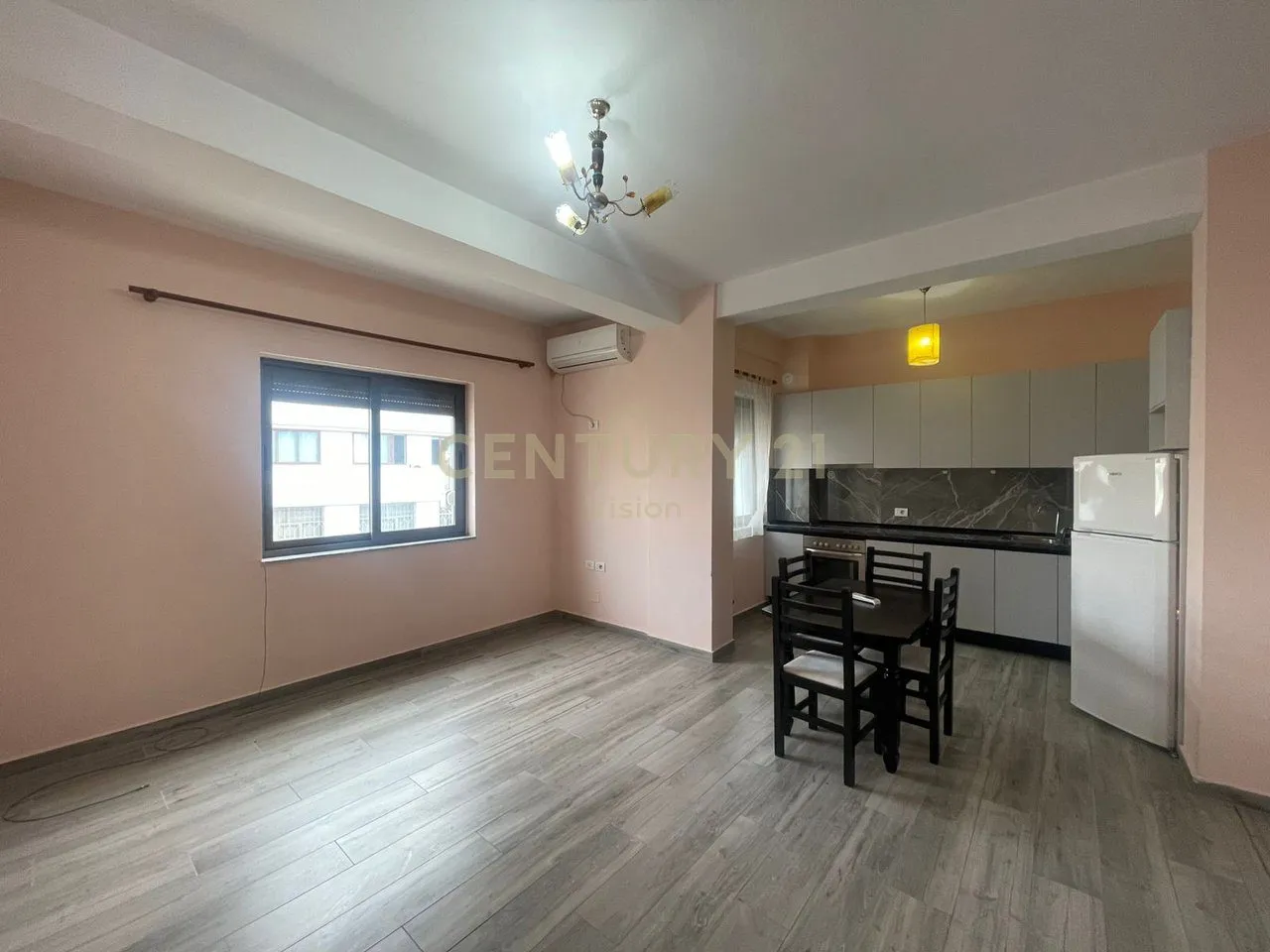 Apartament 3+1 me qera në Sheshi Demokracia, Shkodër, 120 m². Foto 1 nga 8