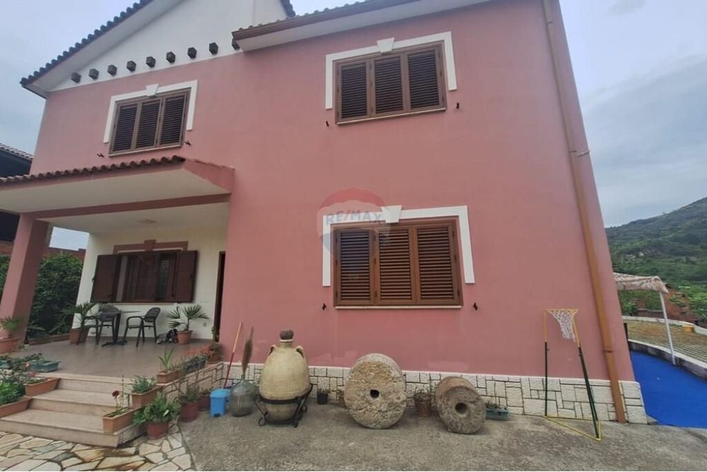 Villa for rent in Ndroq, Tirana, 144 m². Photo 1 of 3