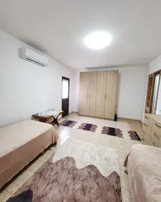 Apartament 2+1 me qera në Sheshi Uillson, Tiranë, 80 m². Foto 1 nga 4