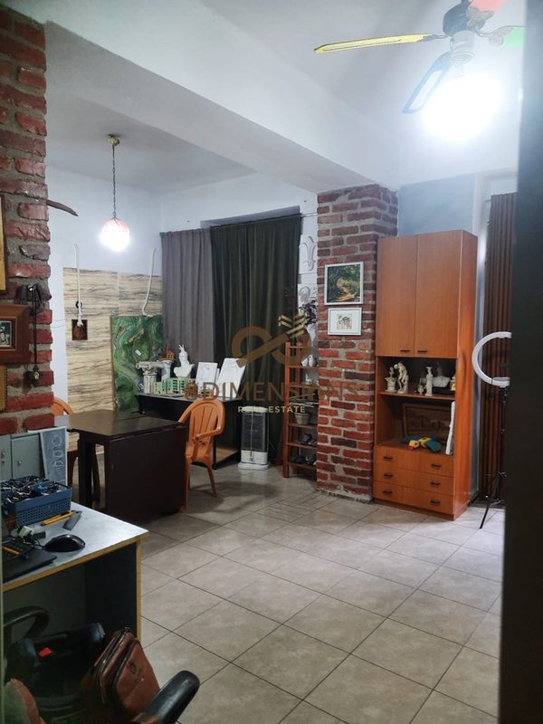 Locale commerciale 1+1 in affitto a Shallvaret, Tirana, 76 m²