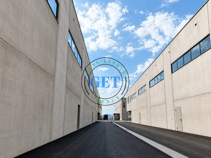 Warehouse for sale in Sektori Rinia, Durrës, 5,500 m²