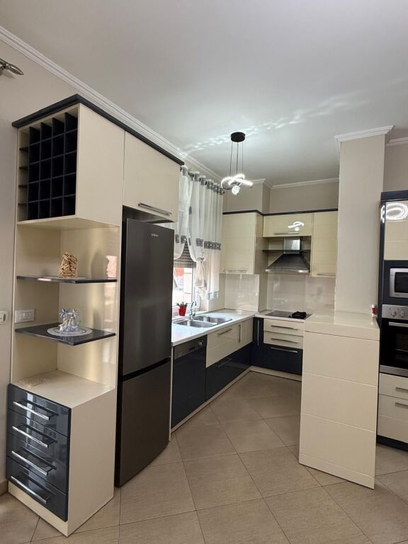 Appartamento 1+1 in affitto a Rruga e Bogdanëve, Tirana, 65 m². Foto 2 di 3