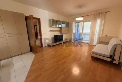 Apartament 2+1 me qera në Liceu Artistik, Tiranë, 130 m². Foto 2 nga 3