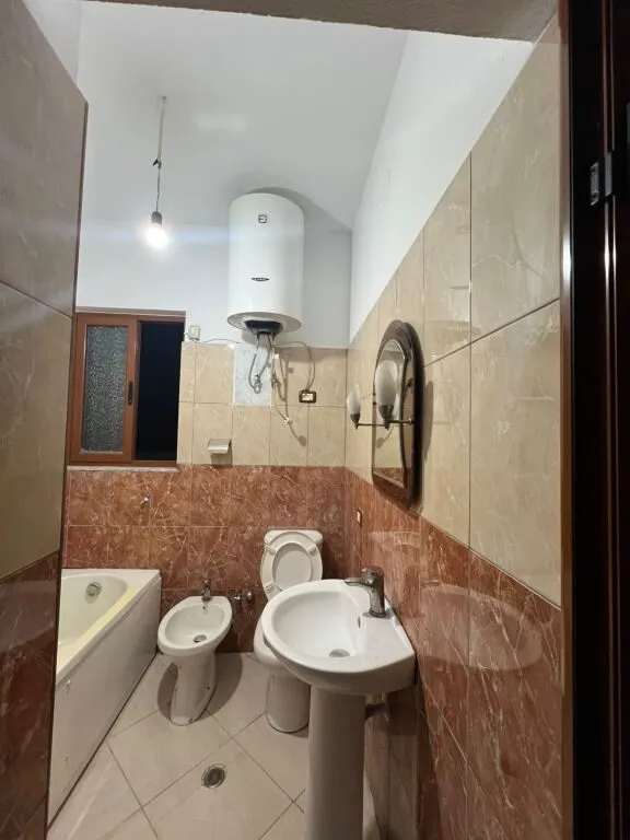 Shtëpi private 2+1 me qera në Misto Mame, Tiranë, 110 m². Foto 1 nga 6