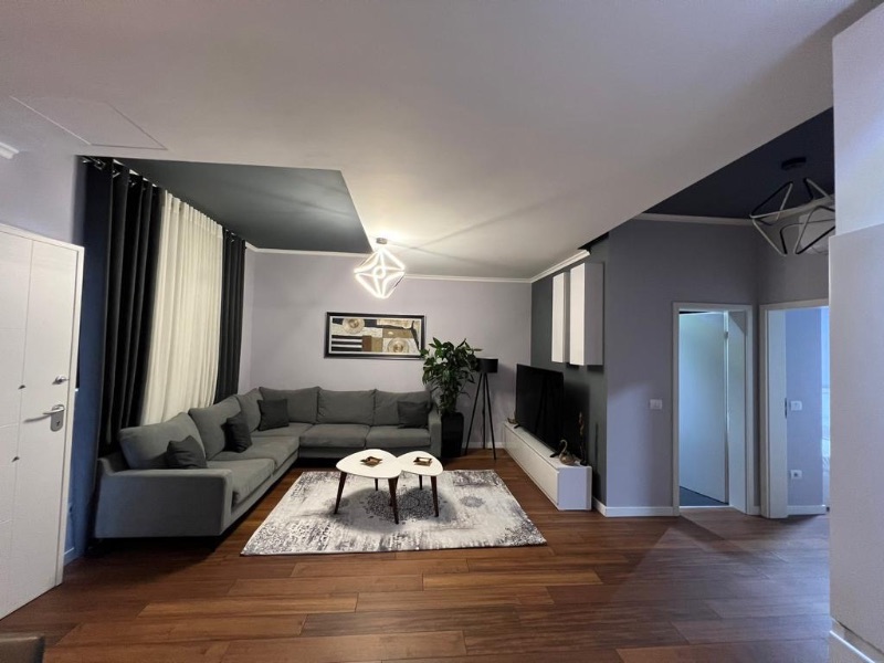 Appartamento 2+1 in affitto a Liqeni i Thatë, Tirana, 90 m². Foto 1 di 8