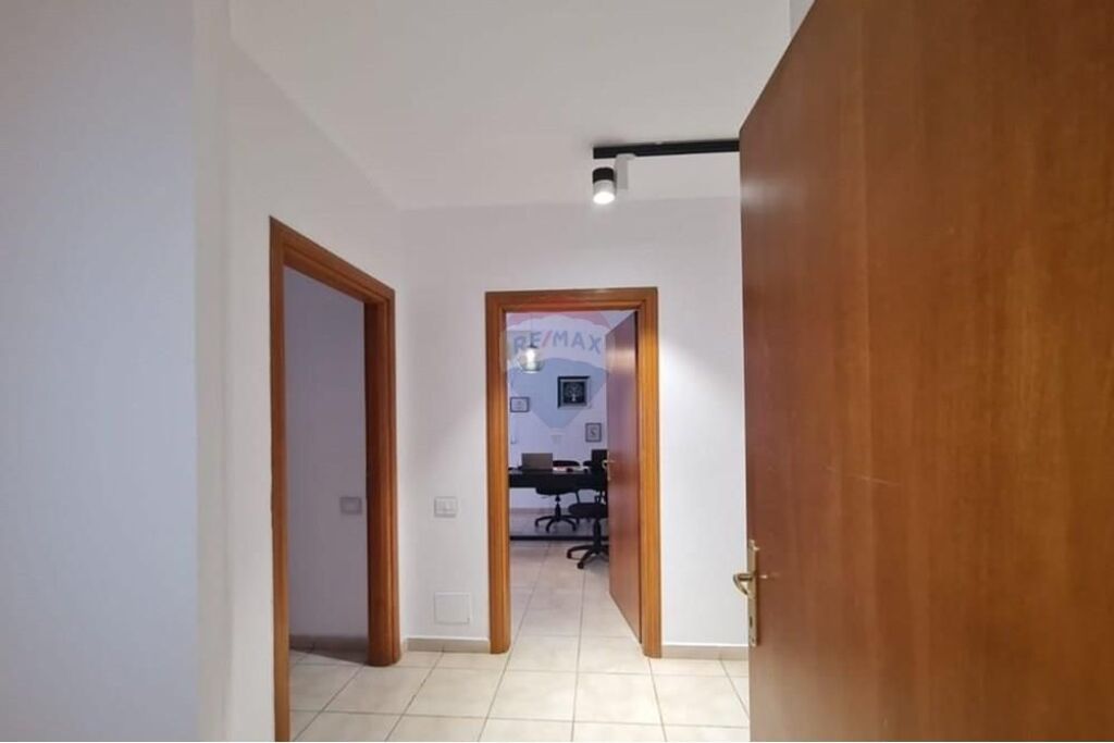 Ufficio in affitto a Rruga e Barrikadave, Tirana, 137 m². Foto 3 di 3