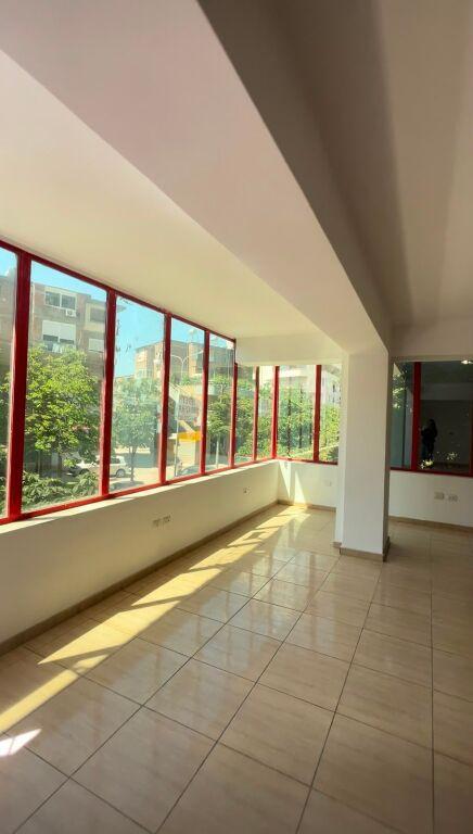 Locale commerciale in affitto a Rruga Hajredin Haxhiraj, Valona, 77 m²